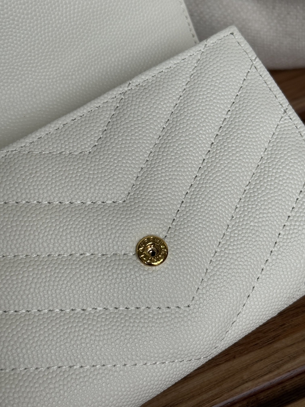 イヴサンローラン財布角部分ディテール